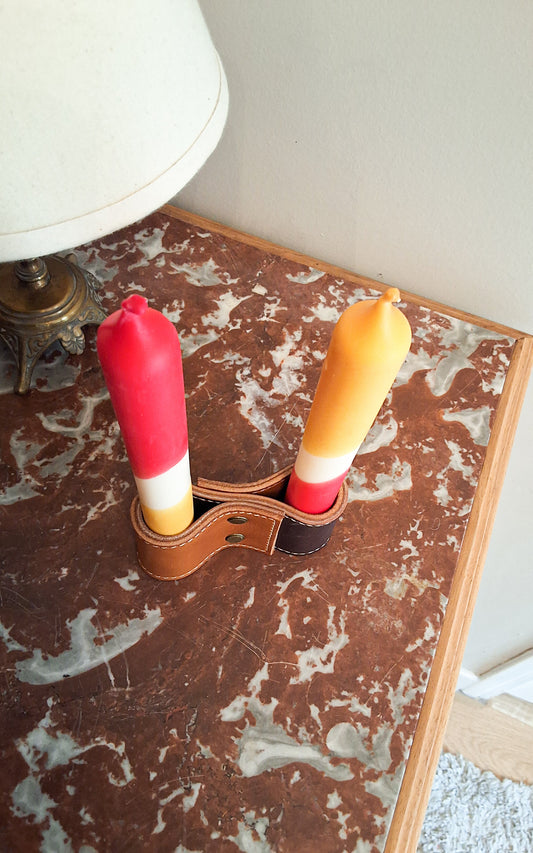 Bougeoir vu du dessus pose sur un plateau en marbre