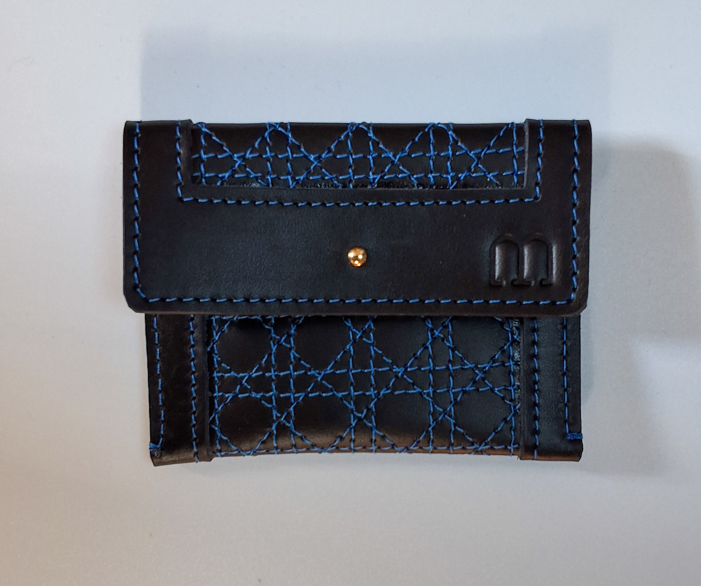 Porte carte cannage en cuir noir et surpiqures bleu vif de face wur fond blanc