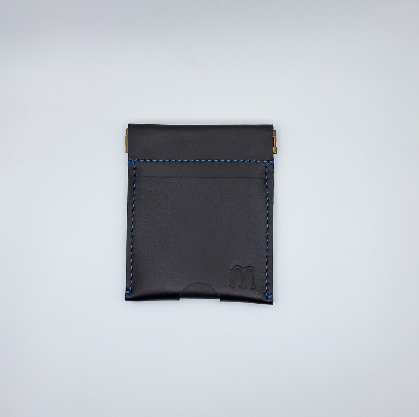 Porte monnaie en cuir noir clic clac et piqure bleue