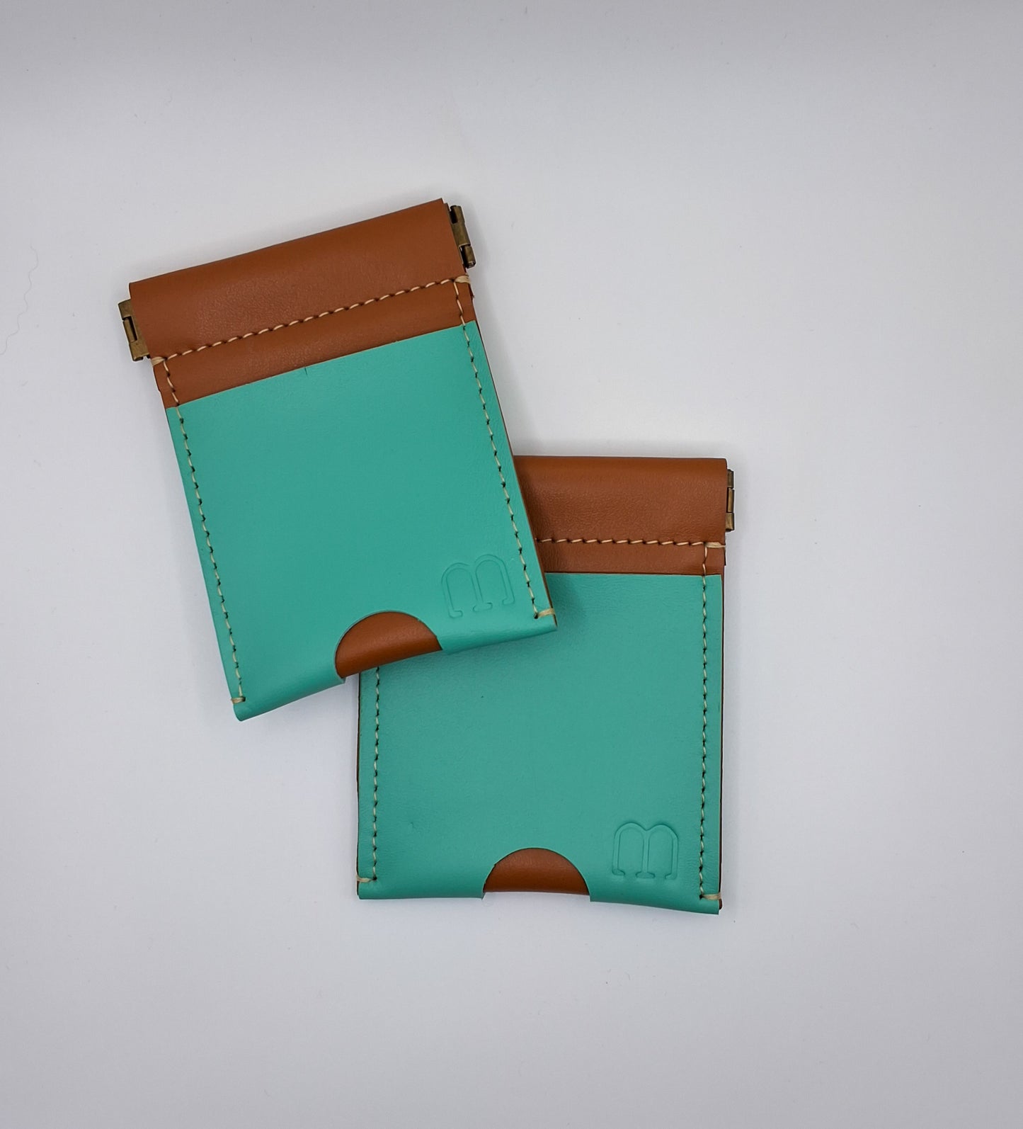 Deux porte monnaies en cuir clic-clac