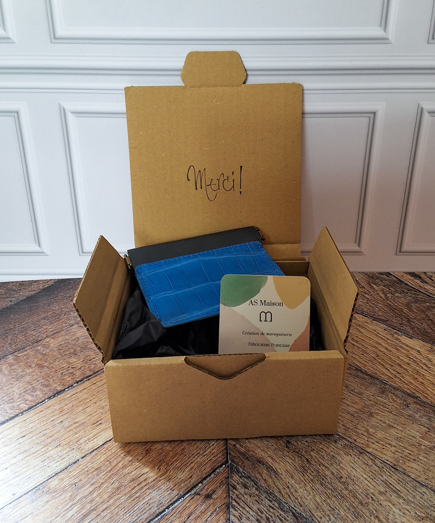 Packaging carton avec papier de soie noir