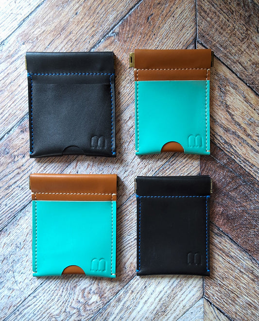 4 ortes monnaie en cuir poses sur un parquet ancien