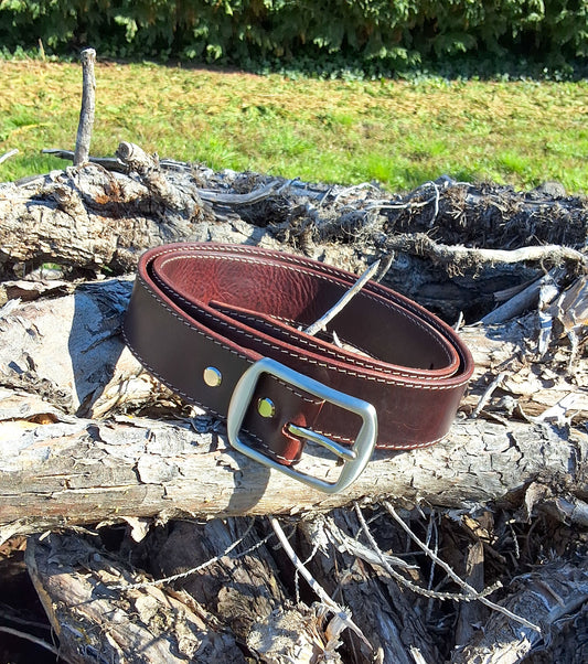 ceinture enroulée et déposée sur un tas de bois sec