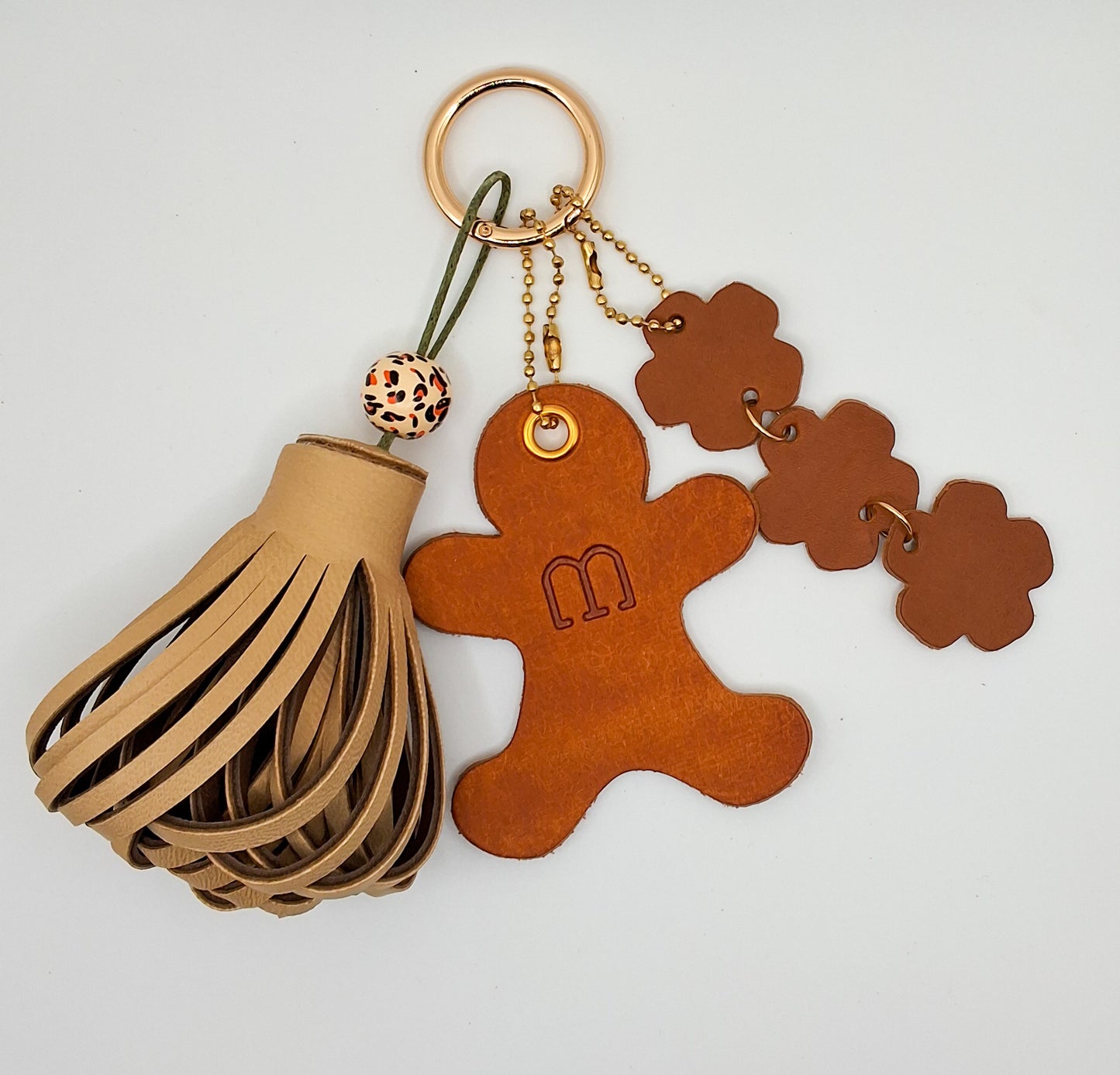 Bijoux de sac marron sur fond blanc