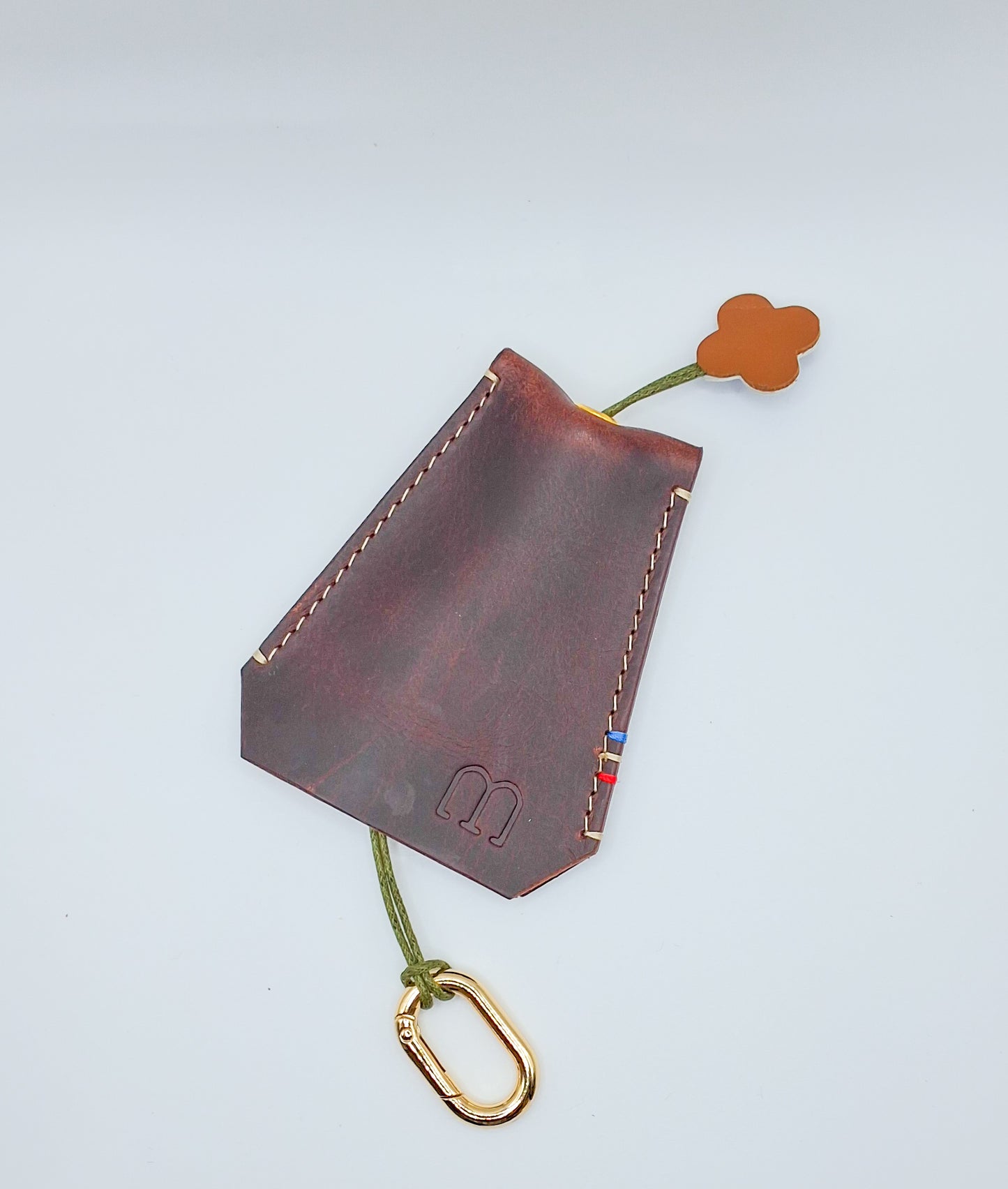 étui à clefs en cuir marron foncé sur fond blanc