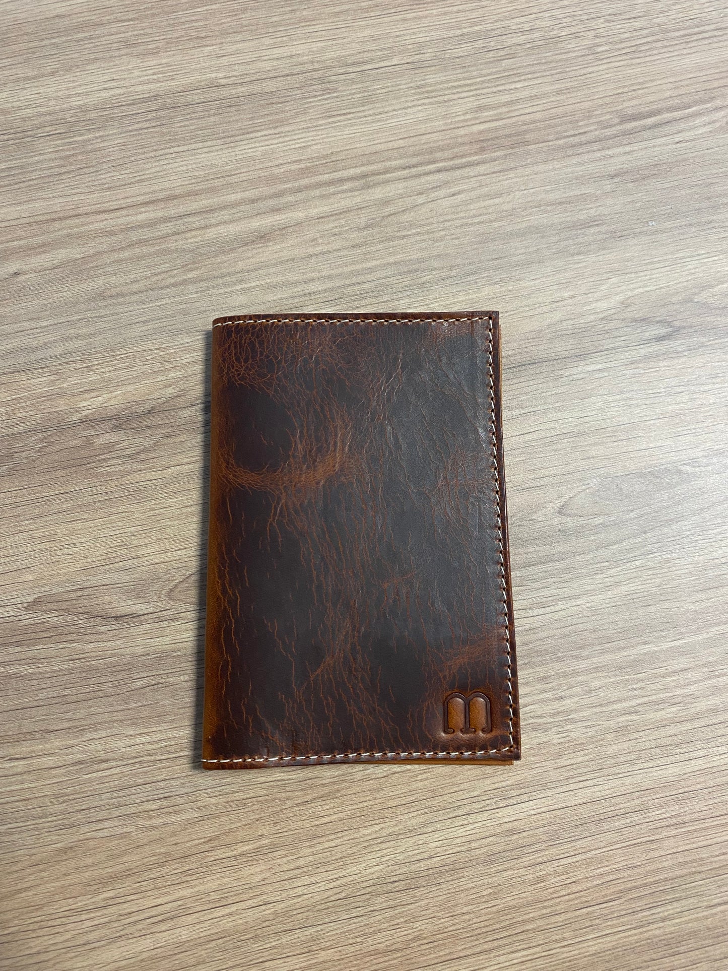 protège passeport fermé sur une table en bois