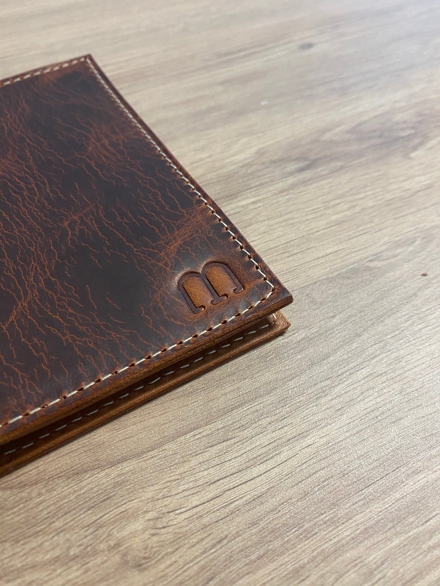zoom sur le marquage M dans le coin droit inférieur du protège passeport