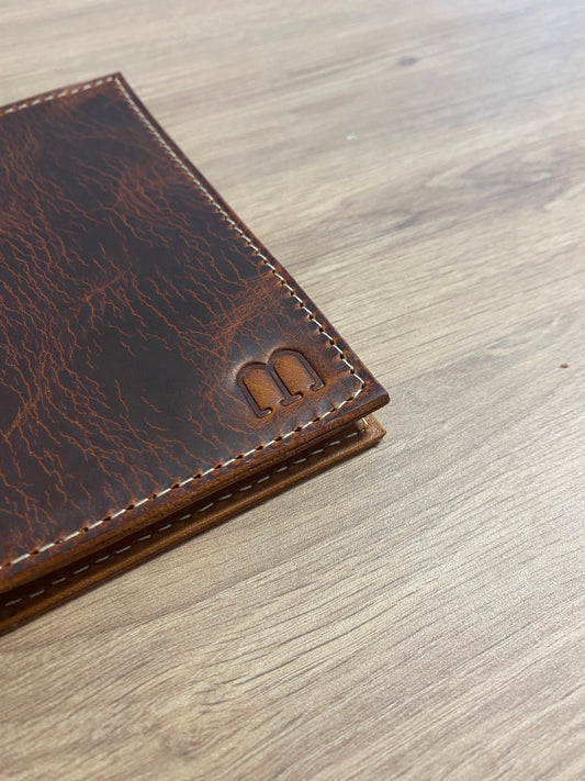 zoom sur le marquage M dans le coin droit inférieur du protège passeport