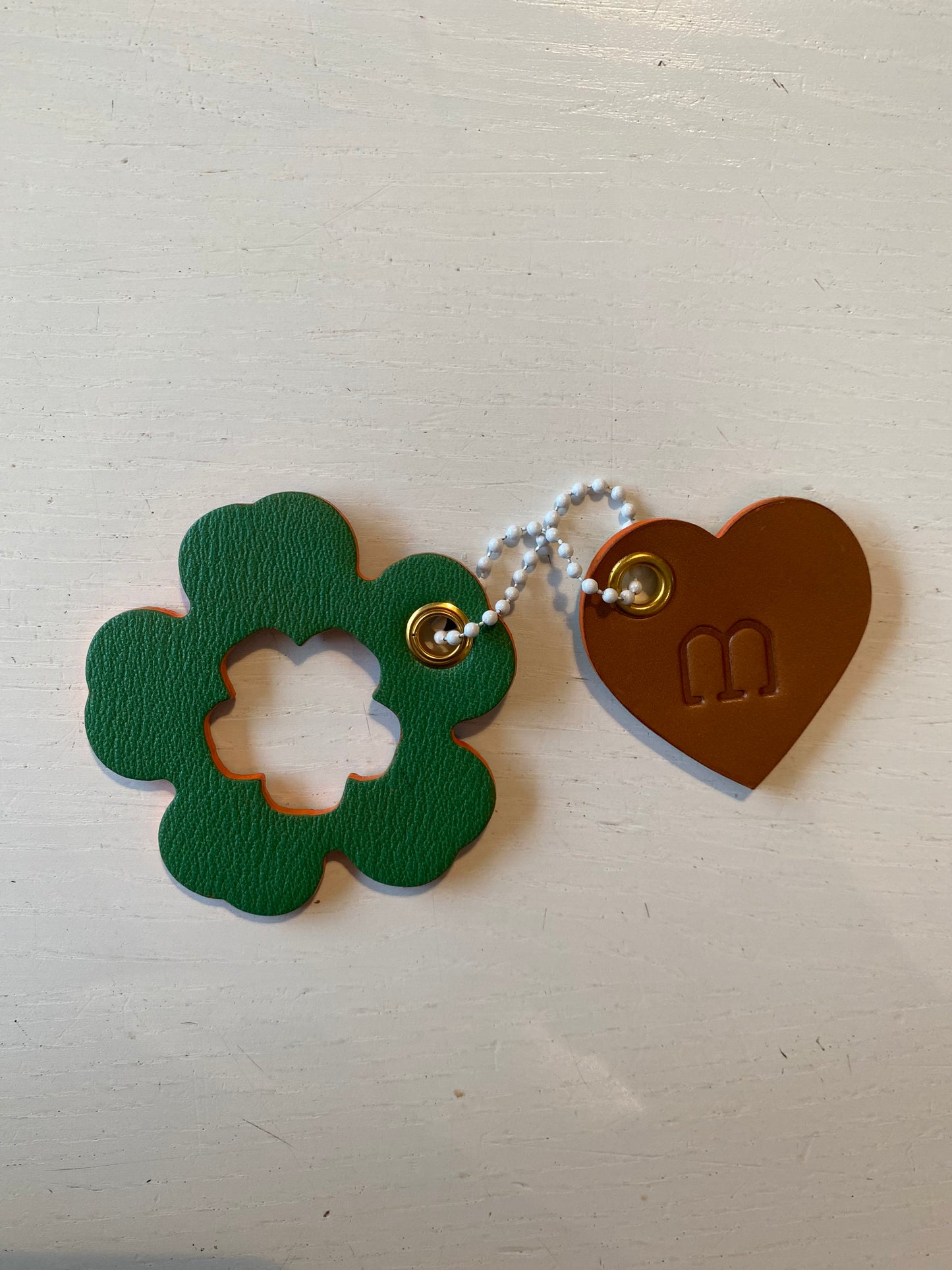 Porte clef en cuir composé de 2 éléments en forme de fleur et de cœur