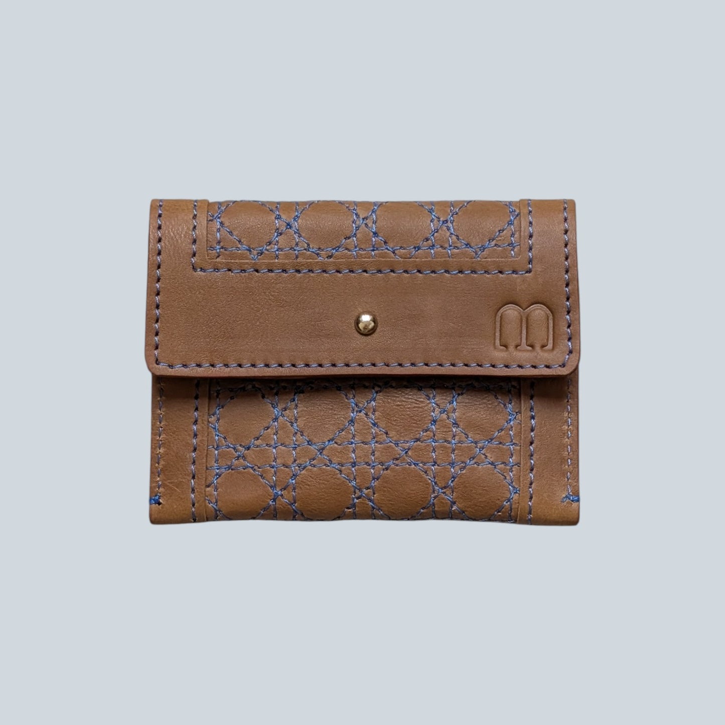 Porte cartes camel avec surpiqures bleu motif cannage vue de l'avant et sigle M embossé à droite.