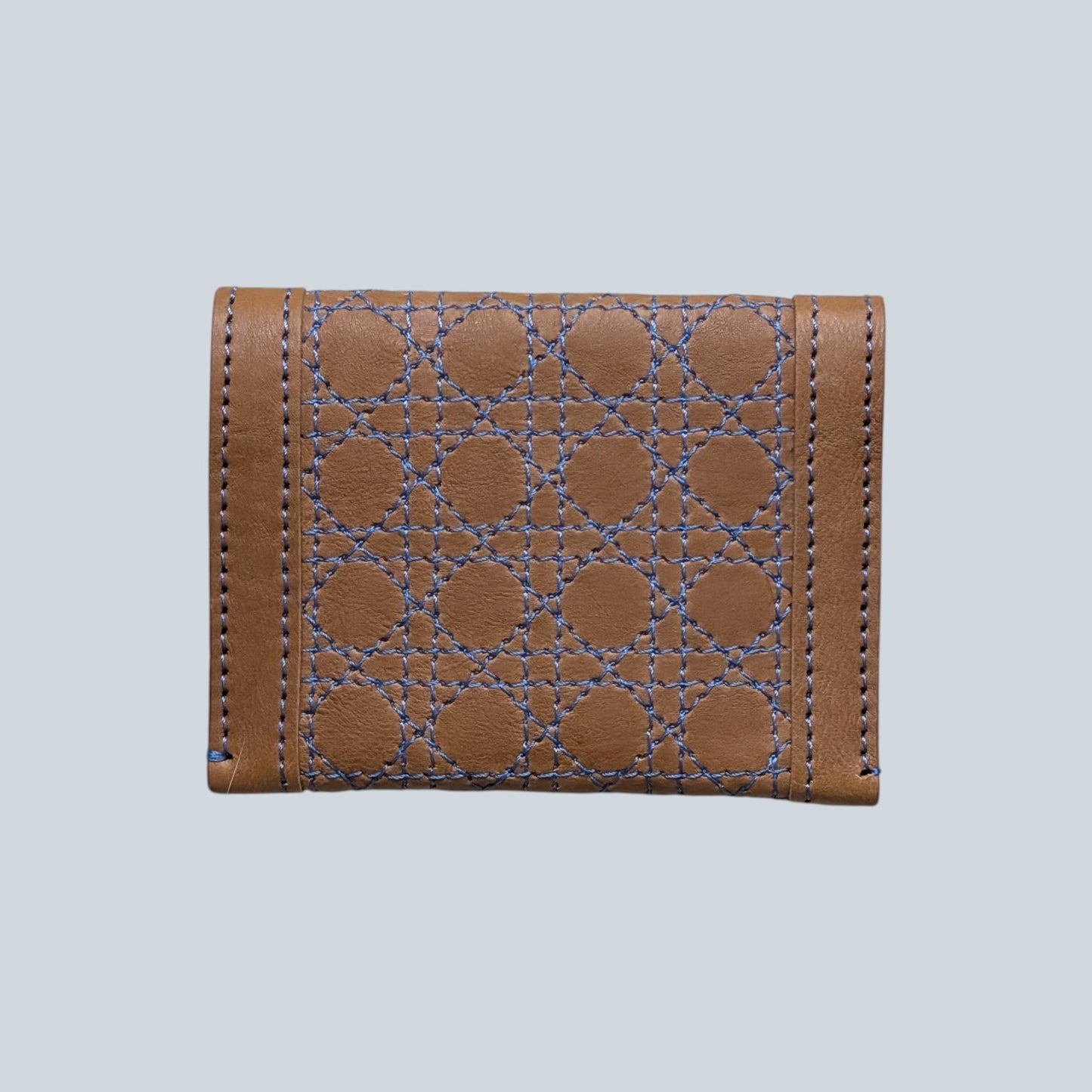 Porte cartes camel avec surpiqures bleu motif cannage vue de l'arrière