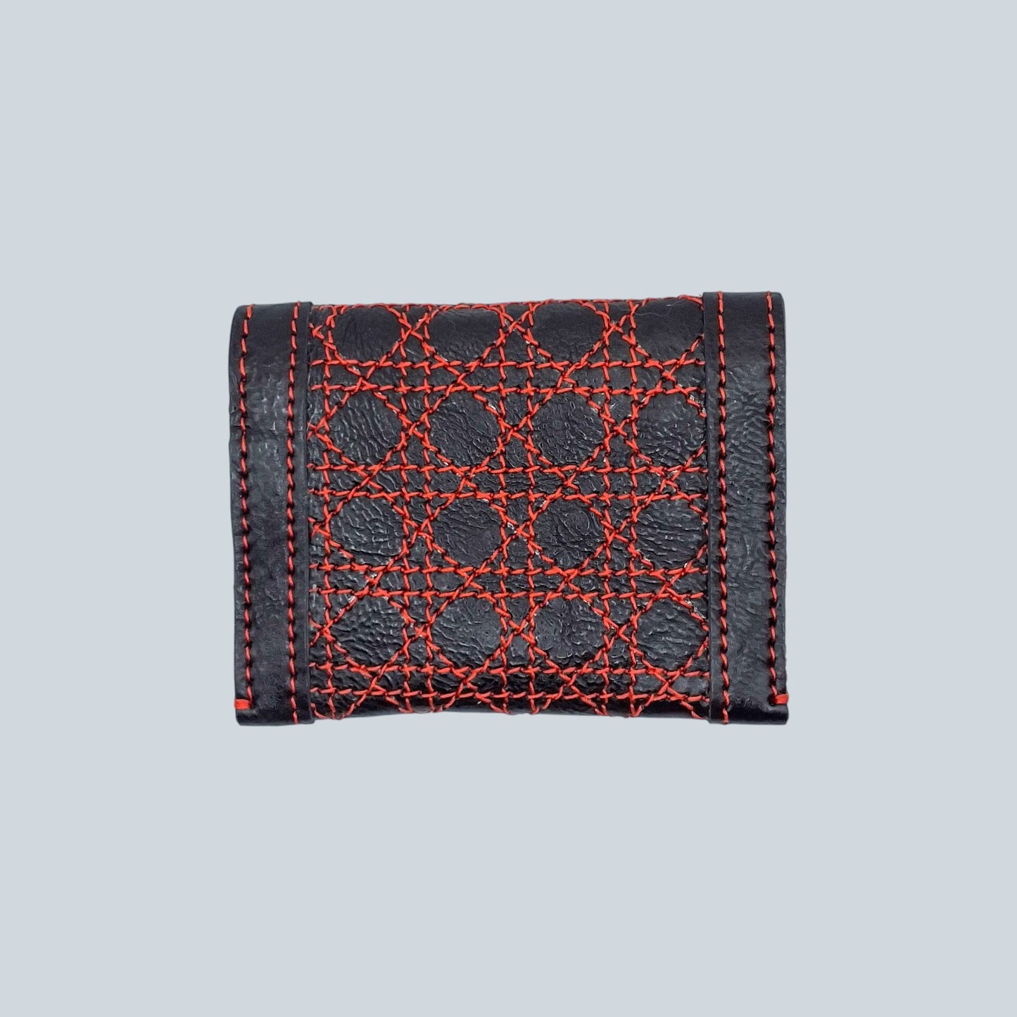 Porte carte de la collection cannage en cuir noir et surpiqures rouge vif de dos