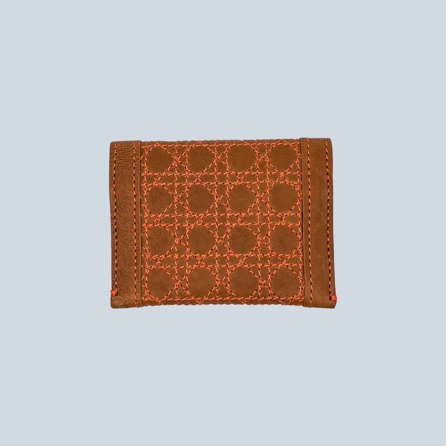 Porte cartes camel et surpiqûres orange motif cannage, modèle plié vue de l'arrière.