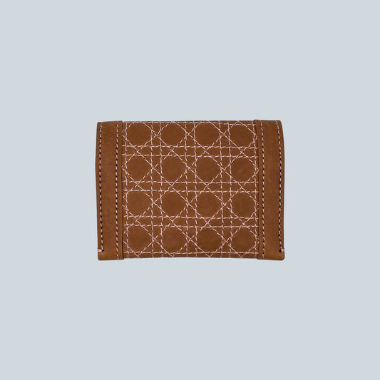 Porte cartes camel et surpiqûres rose pâle motif cannage, modèle plié vue de l'arrière.