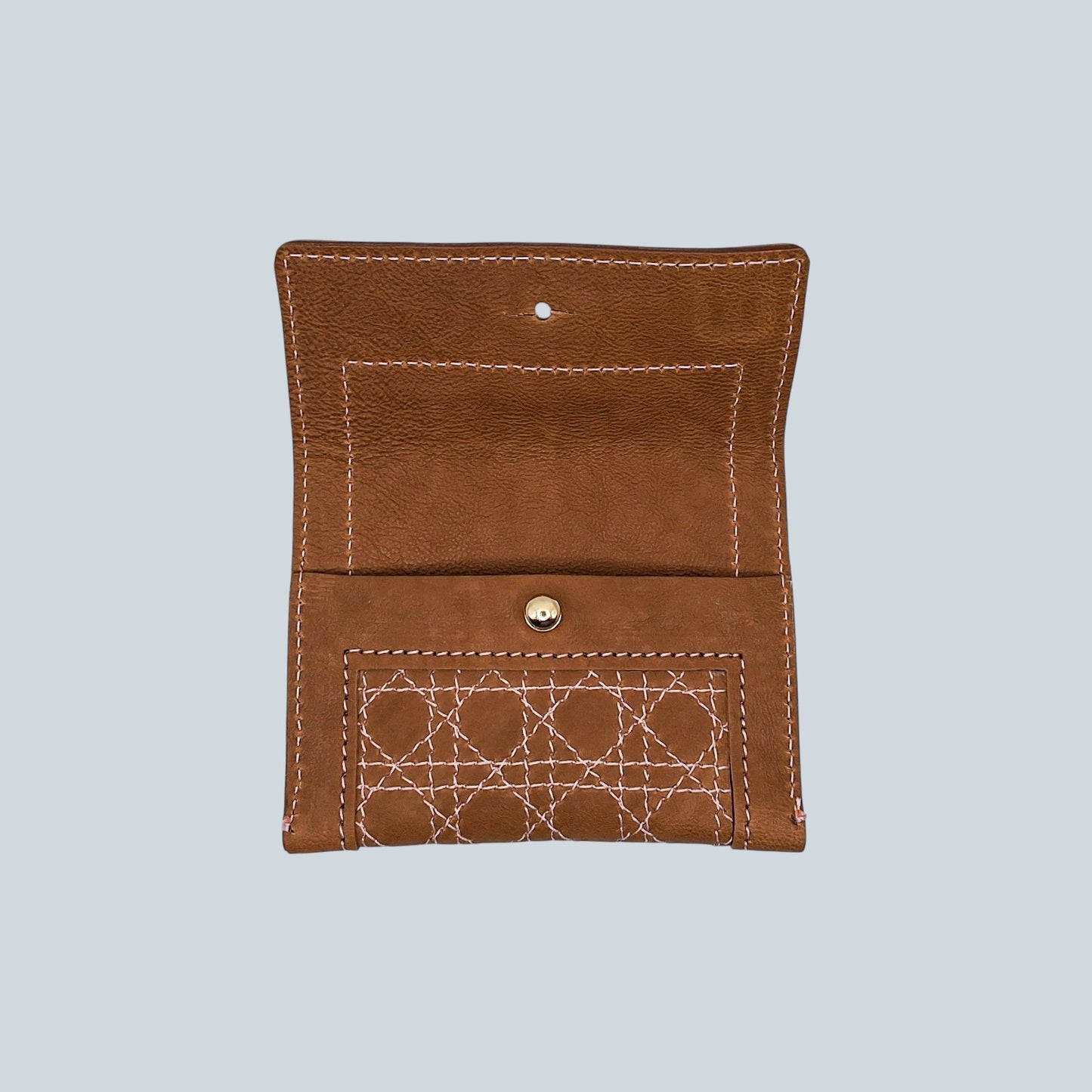 Porte cartes camel et surpiqûres rose pâle motif cannage, modèle déplié vue de l'avant.