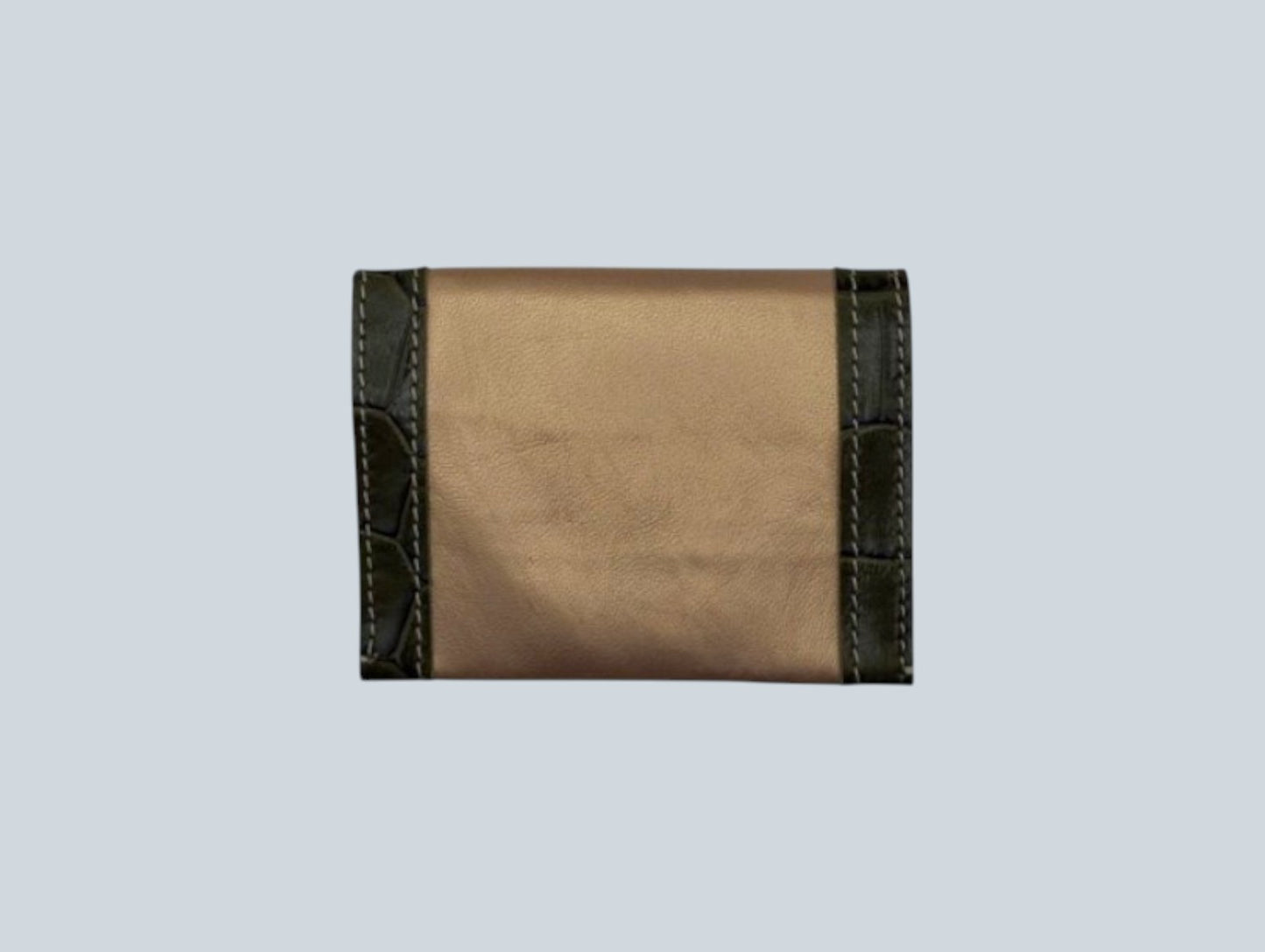 Porte cartes doré au centre et vert kaki motif croco sur les cotés vue de l'arrière.