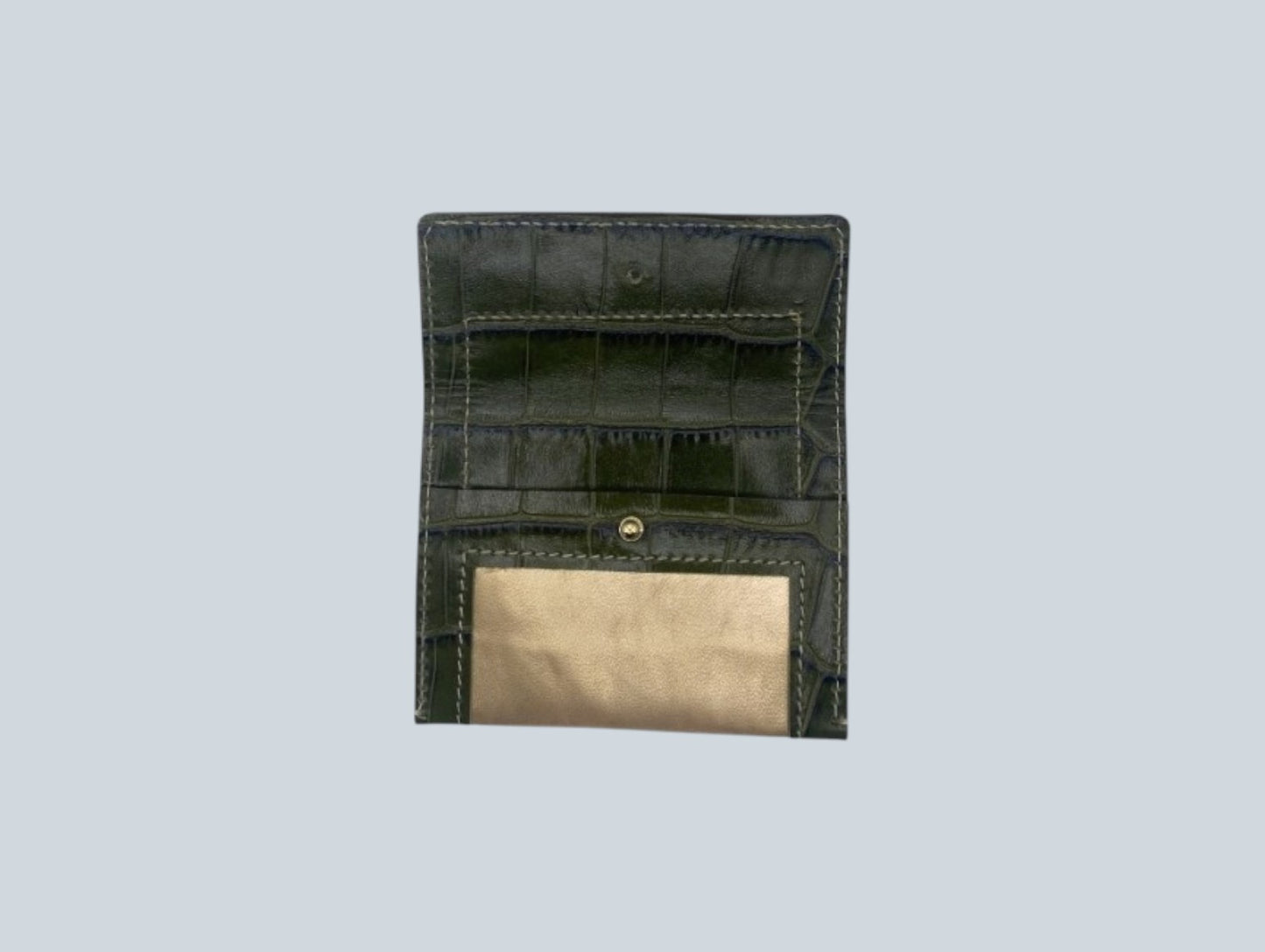 Porte cartes déplié doré et vert kaki motif croco avec un bouton doré au centre.