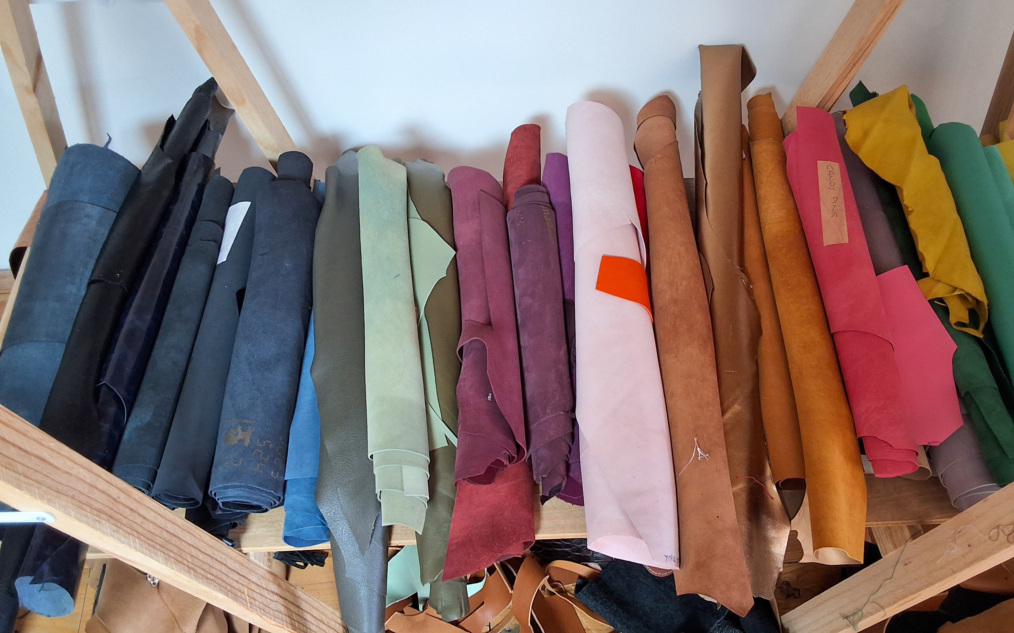 Rouleaux de tissus de toutes les couleurs.