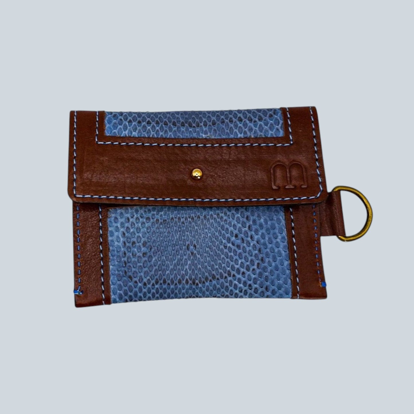 Portes cartes marron et serpent d'eau bleu et surpiqûres blues, plié vue de l'avant.