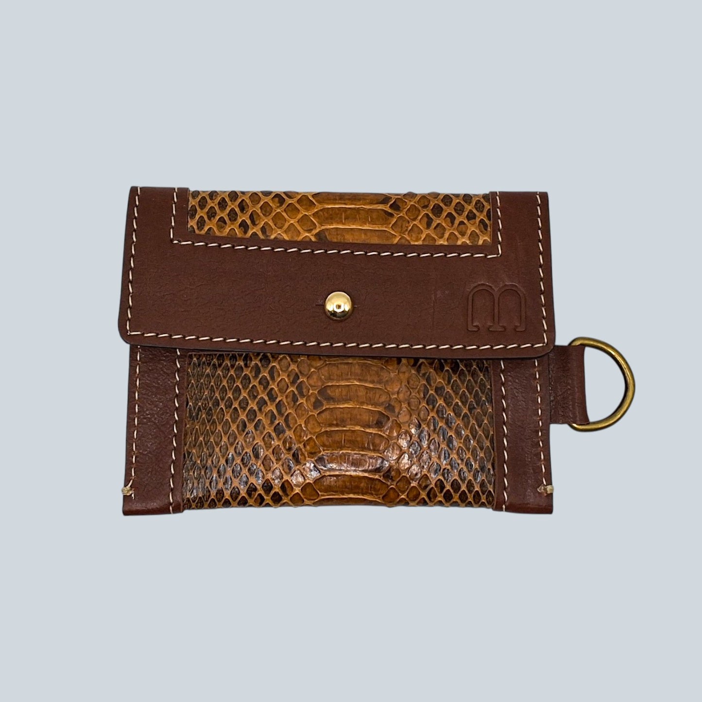 Portes cartes marron et serpent d'eau marron clair et surpiqûres blanches avec mousqueton doré sur la droite, plié vue de l'avant.