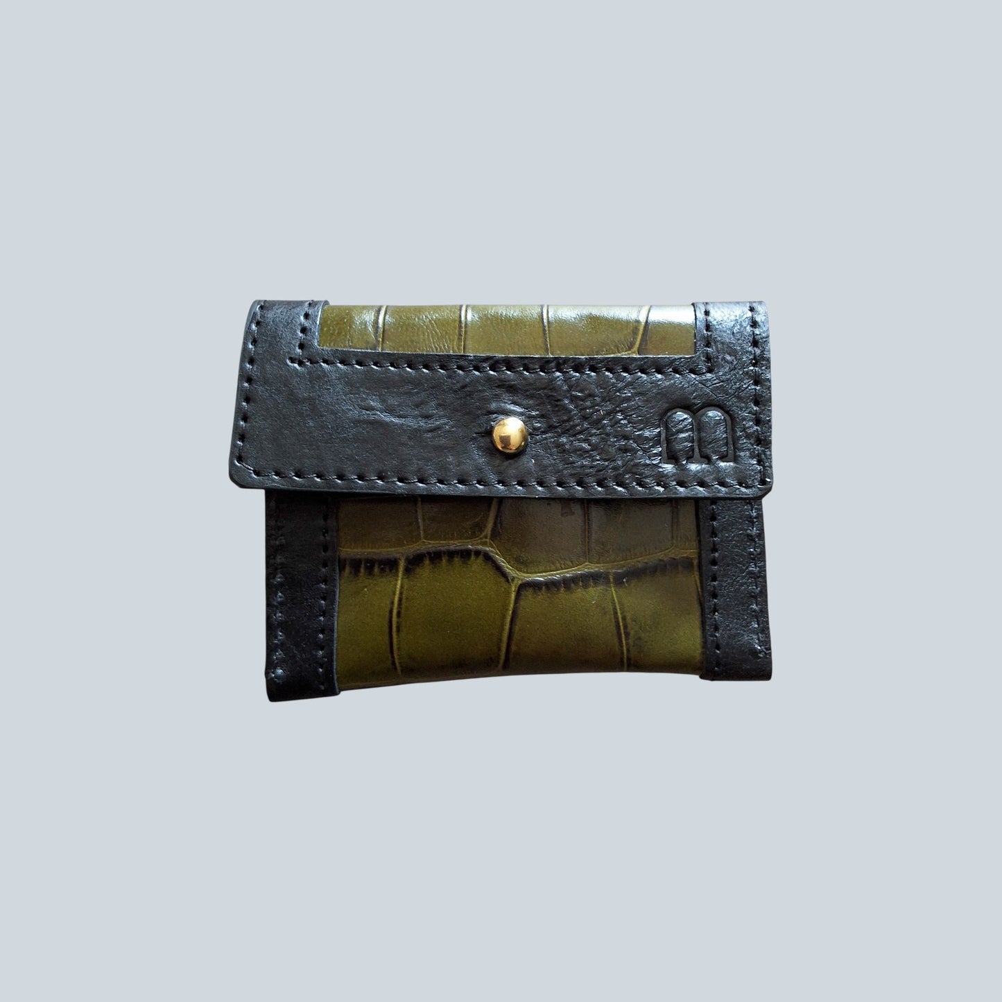Porte cartes noir et croco vert kaki avec le sigle M embossé à droite.