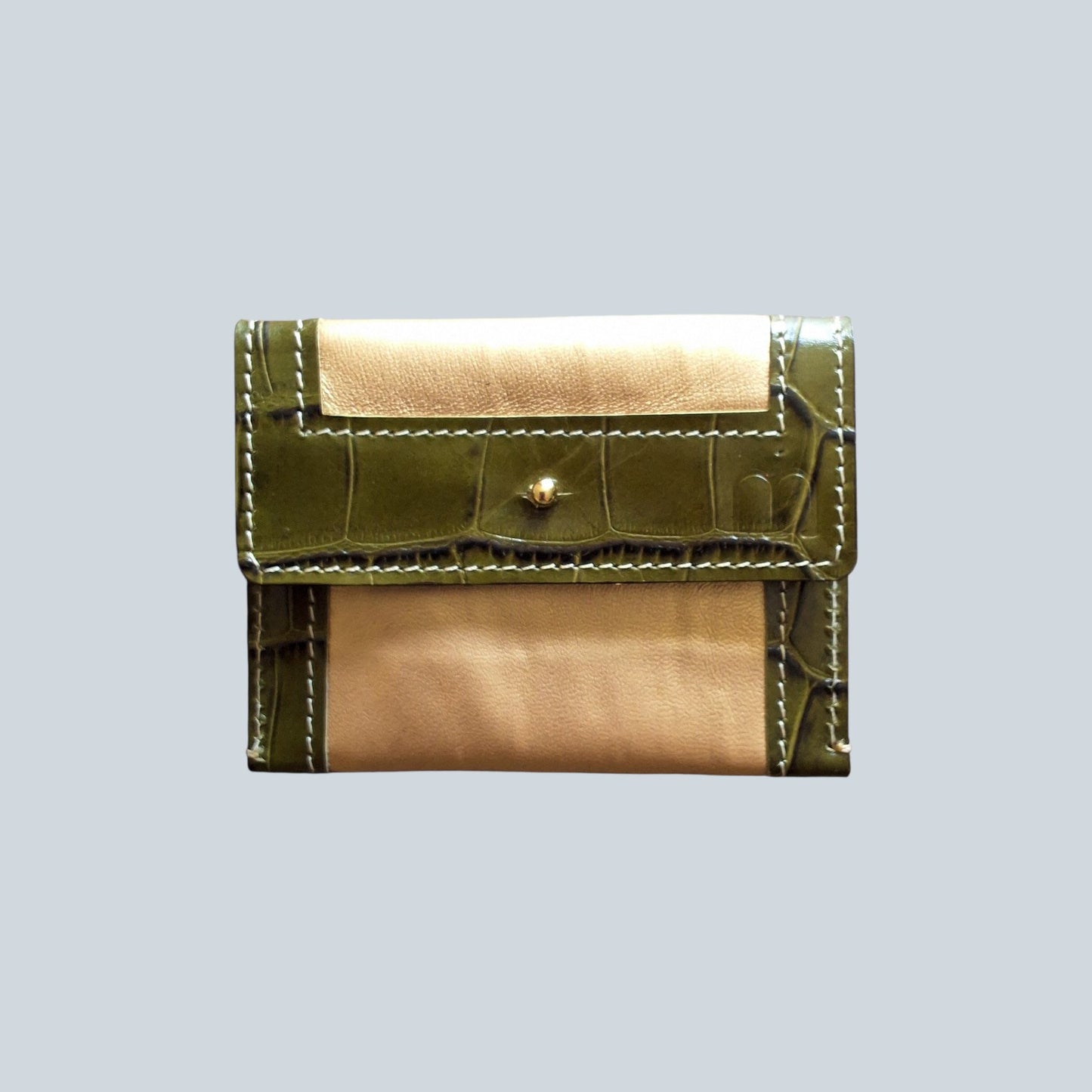 Porte cartes doré et croco vert kaki avec le sigle M embossé à droite.