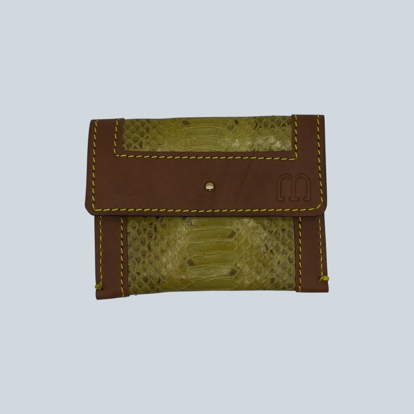 Portes cartes marron et serpent d'eau vert jaune surpiqûres du même colori, sigle M embossé à droite, plié vue de l'avant.
