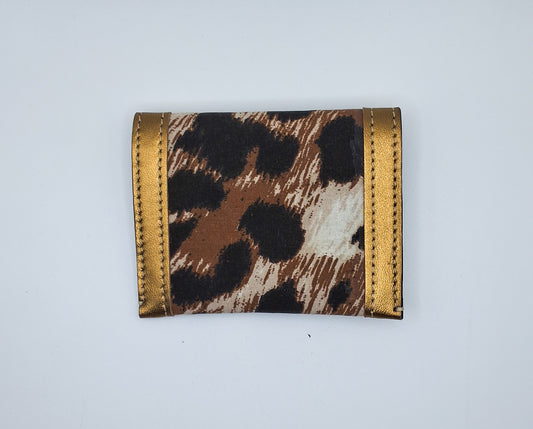 Portes cartes noir, doré et motif léopard vue de l'arrière.