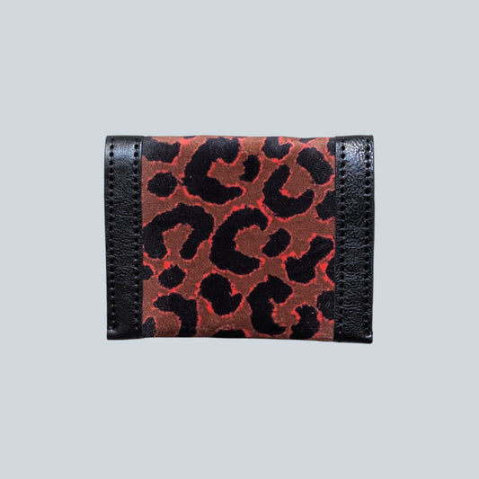 Porte cartes noir et motif léopard rouge vue de l'arrière