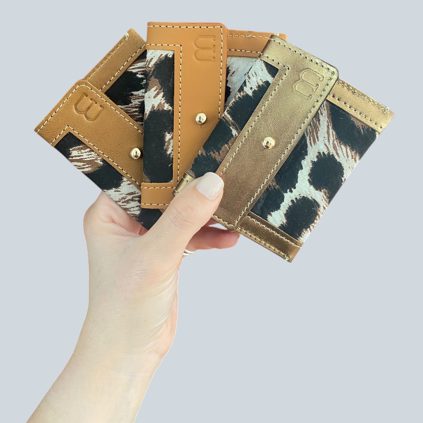3 portes cartes tenus dans une main
