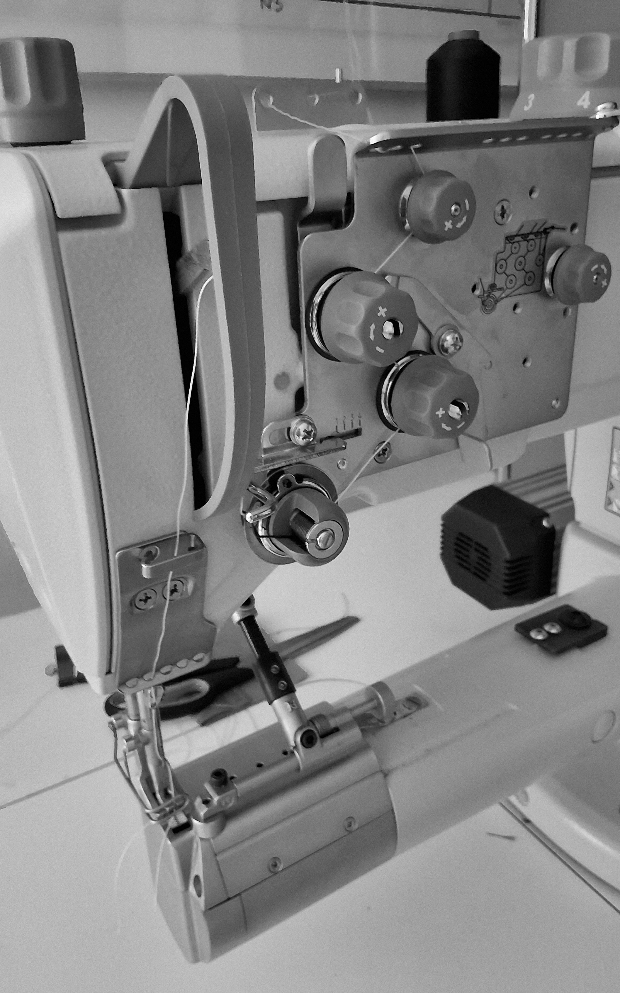 Machine à coudre de sellier à triple entrainement à canon pour la réalisation de coutures régulières et solides.