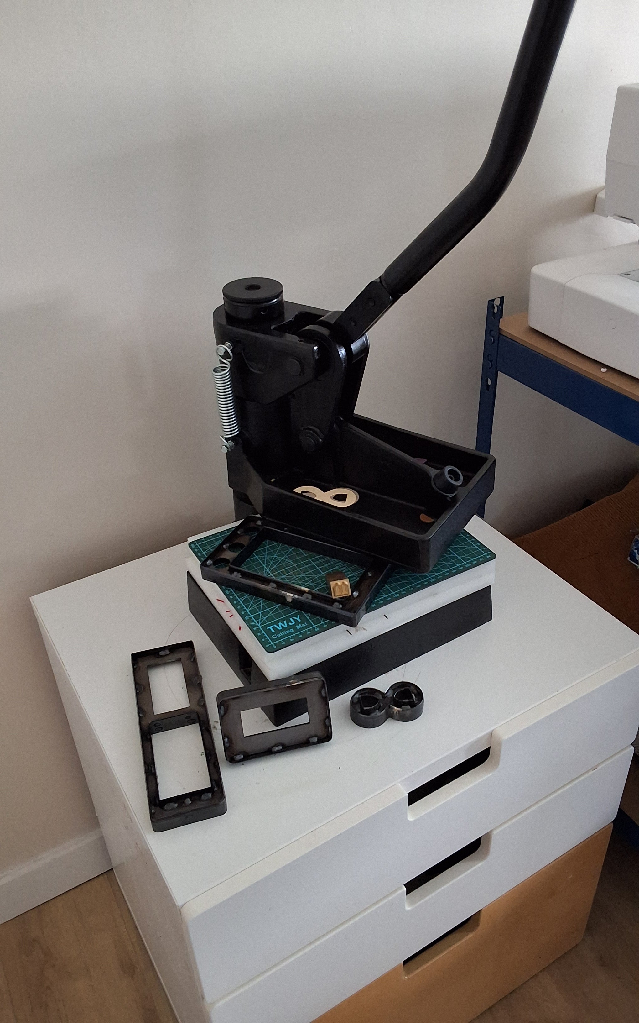 Presse à main 5T qui permet la découpe nette des pièces de cuir pour certains modèles. Cette presse sert également à apposer le marquage M par le biais du matoir.