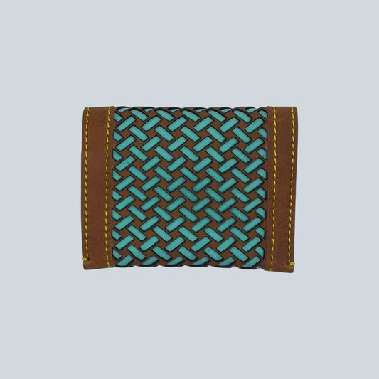 Portes cartes motif tressage marron et bleu, surpiqûres jaunes plié vue de l'arrière.