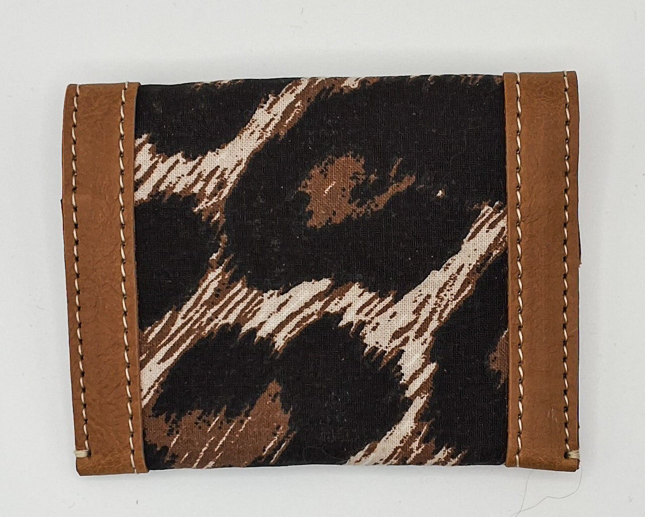 Porte carte en cuir camel et tissus leopard de dos