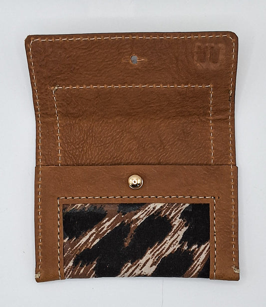 Porte carte en cuir camel et tissus leopard entrouvert 