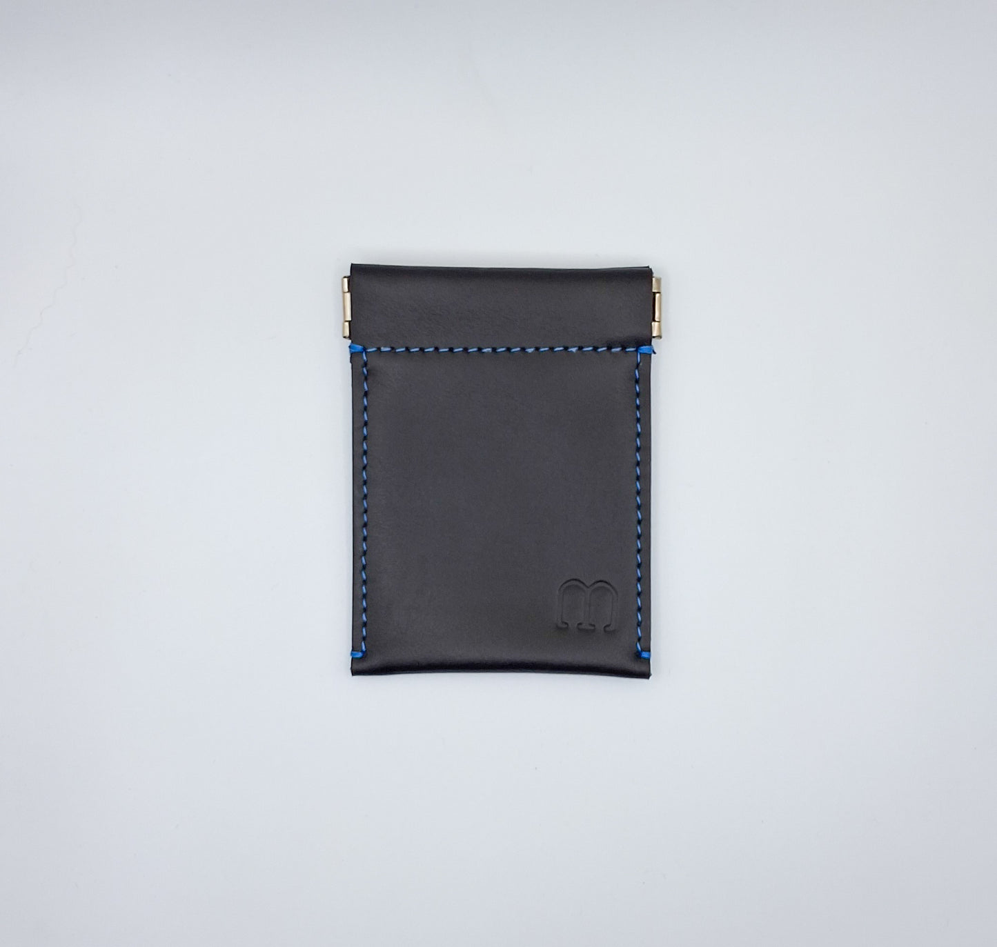 Porte monnaie clic-clac en cuir noir et piqure bleue