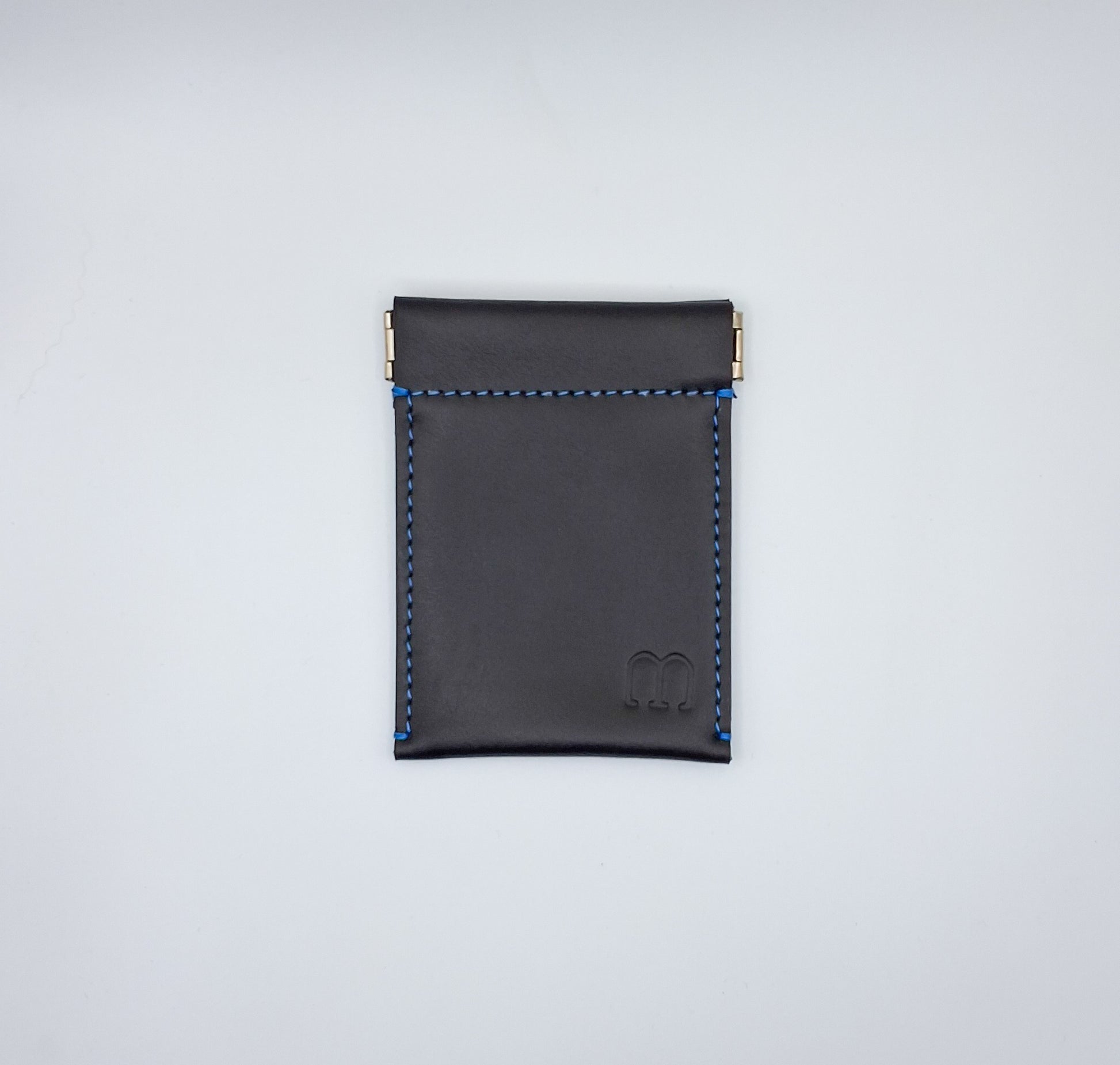 Porte monnaie clic-clac en cuir noir et piqure bleue