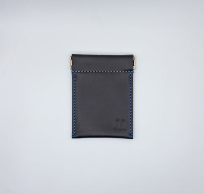 Porte monnaie clic-clac en cuir noir et piqure bleue