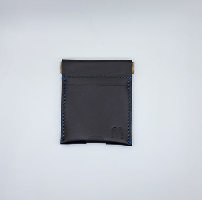 Porte monnaie en cuir noir clic clac et piqure bleue