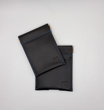 Deux porte monnaie clic clac en cuir noir et piqure bleue 