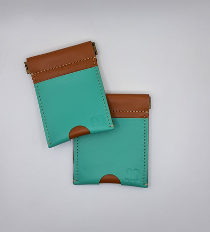 Deux porte monnaies en cuir clic-clac 