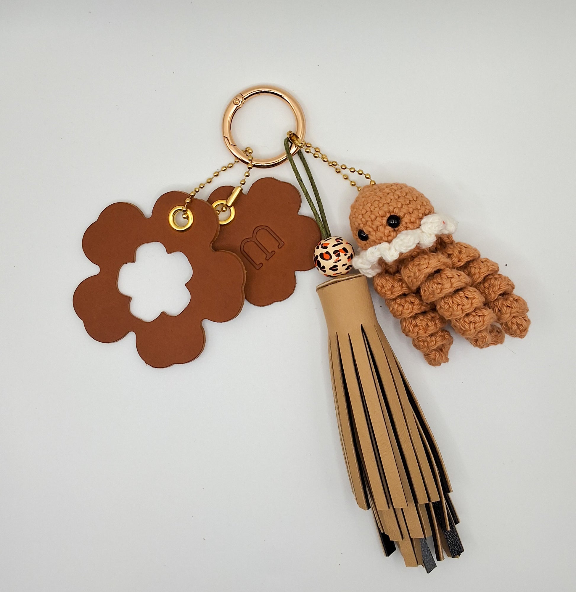 Bijoux de sac sur fond blanc avec une petite pieuvre au crochet