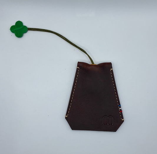étui à clefs en cuir marron foncé sur fond blanc