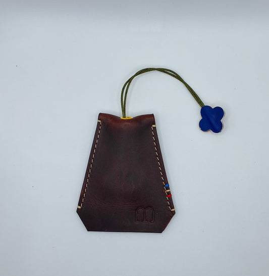 étui à clefs en cuir marron foncé sur fond blanc