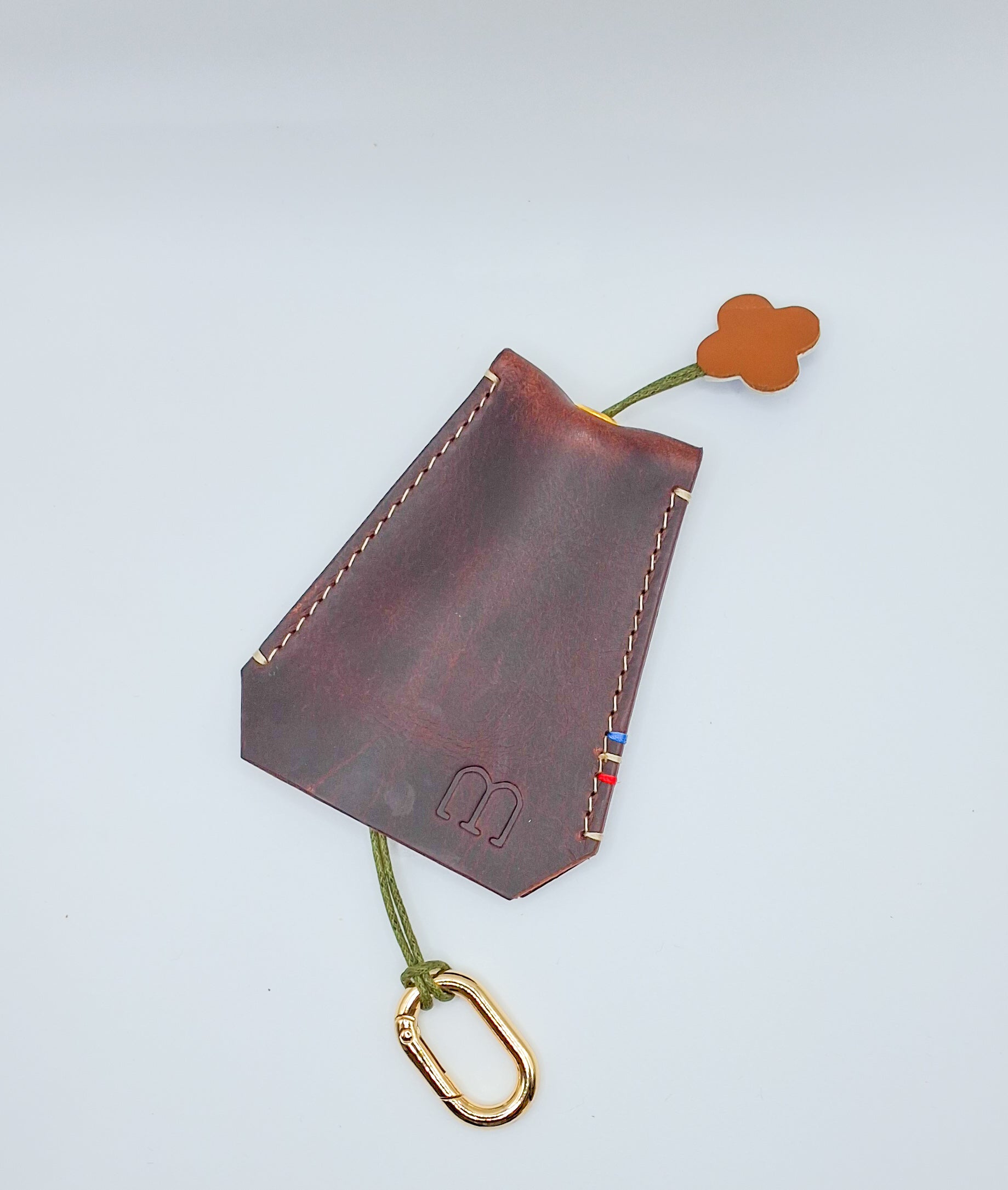 étui à clefs en cuir marron foncé sur fond blanc