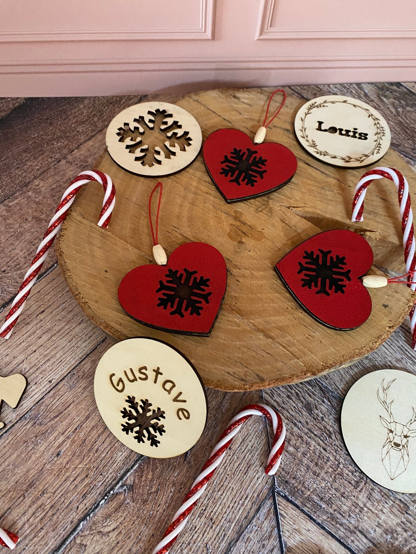 décorations de noël en cuir et bois posées sur un rondin de bois.