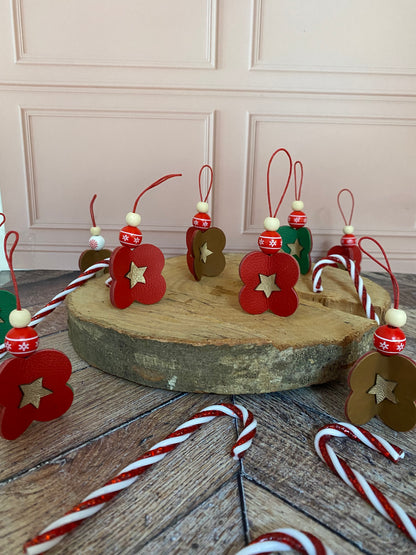 décorations de noël en cuir posées sur un rondin de bois.