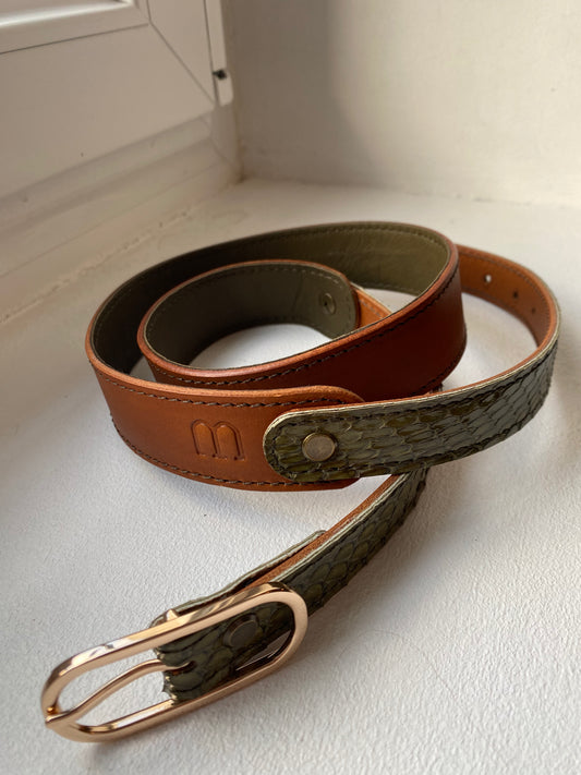 ceinture enroulée et déposée sur un plateau blanc