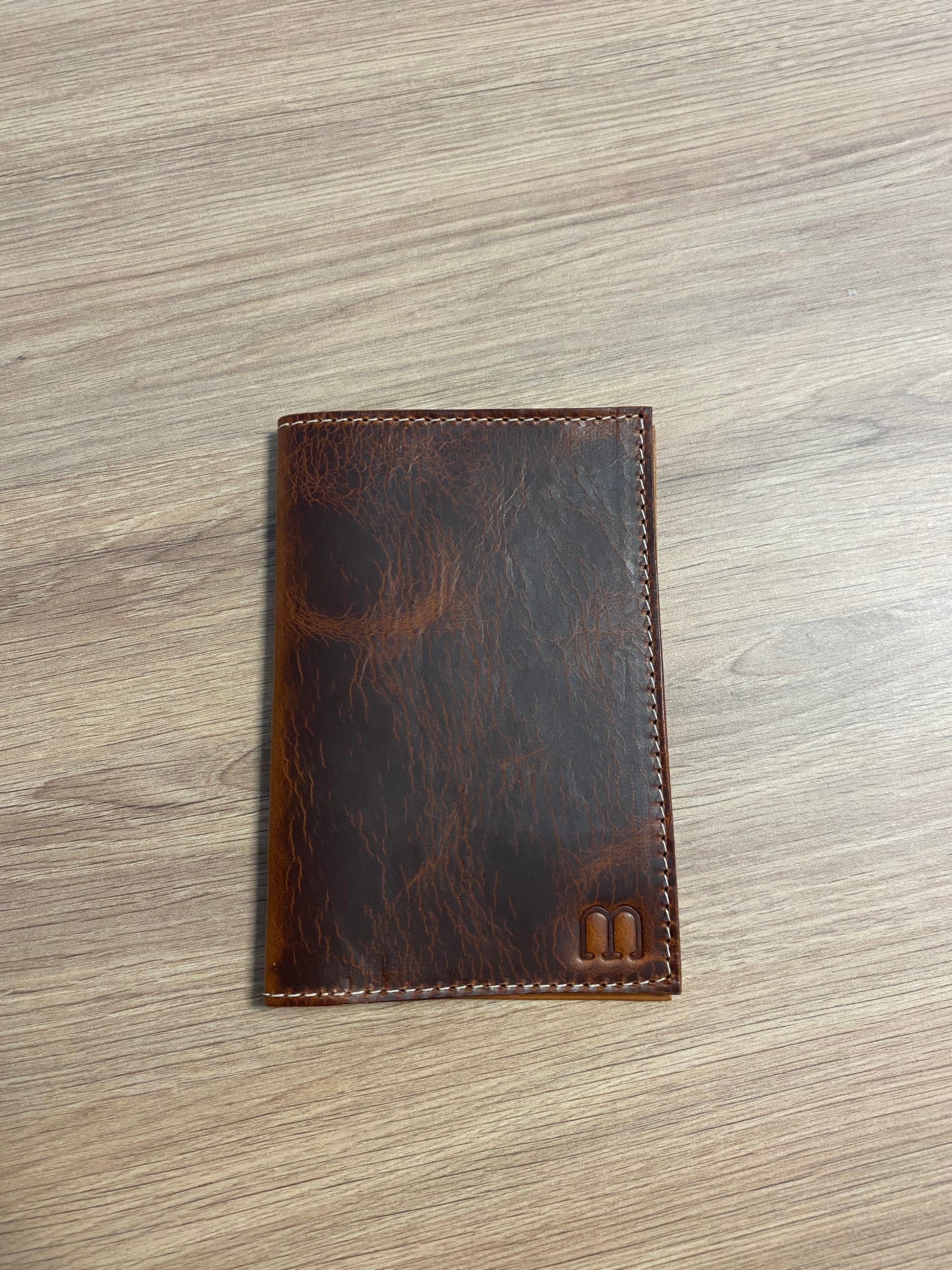 protège passeport fermé sur une table en bois