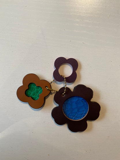 Porte clef en cuir composé de 3 éléments en forme de trèfle et de fleur 